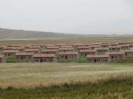 Neues Dorf für umgesiedelte Pastoralisten auf dem Tibetischen Hochland